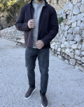 Ανδρικό μπουφάν μονόχρωμο, ιδανικό για καθημερινές εμφανίσεις.
