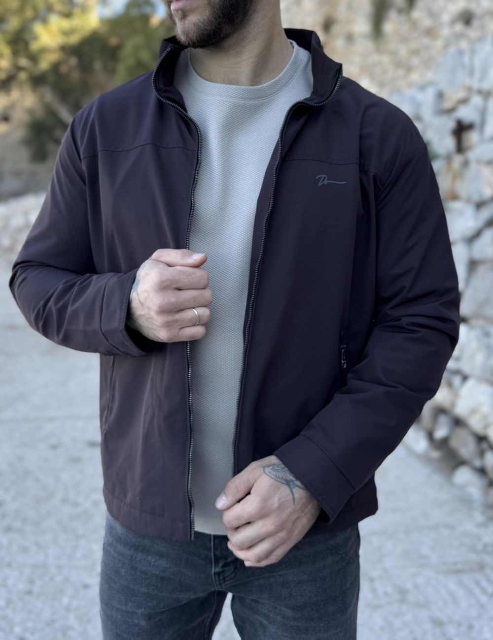 Ανδρικό μπουφάν μονόχρωμο, ιδανικό για καθημερινές εμφανίσεις.