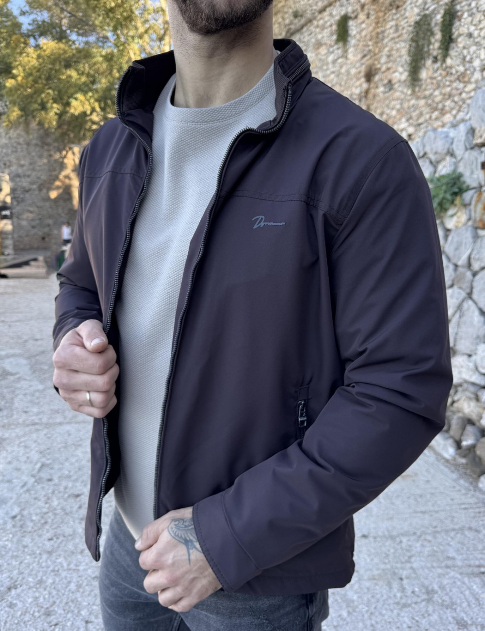 Ανδρικό μπουφάν μονόχρωμο, ιδανικό για καθημερινές εμφανίσεις.