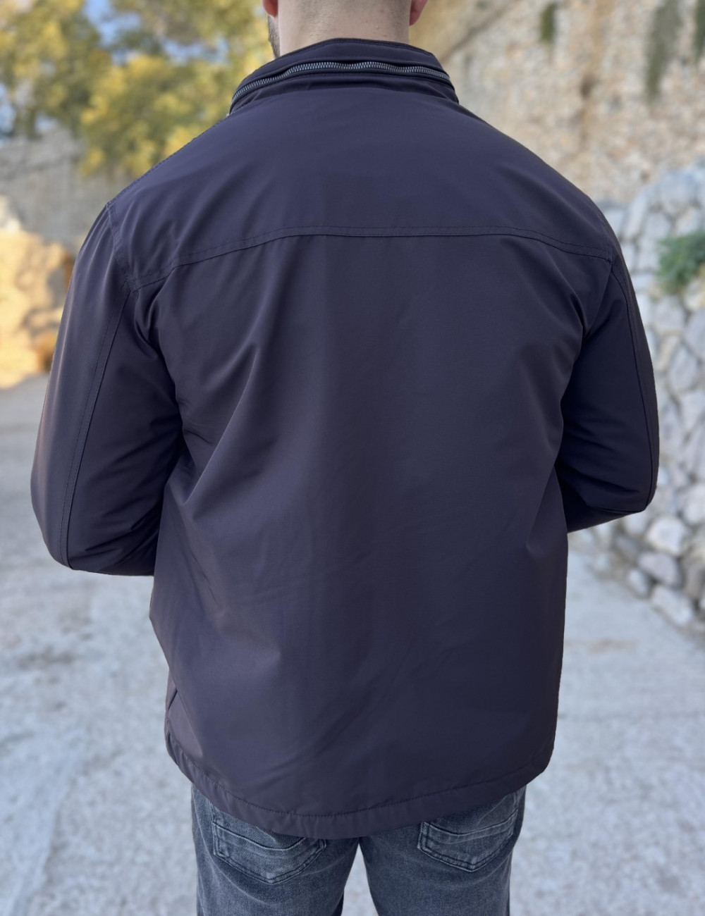 Ανδρικό μπουφάν μονόχρωμο, ιδανικό για καθημερινές εμφανίσεις.