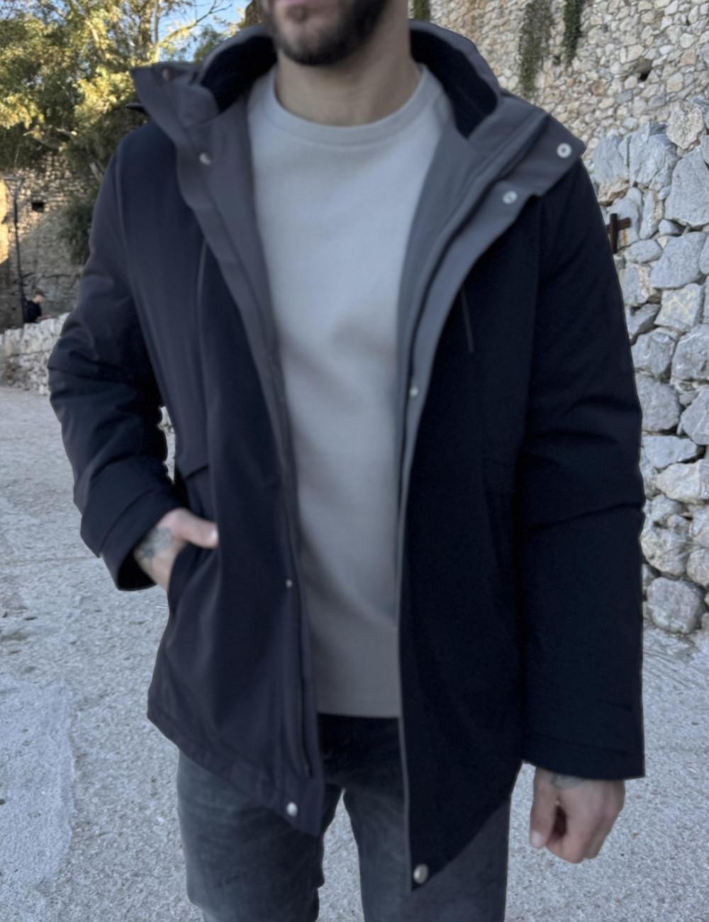 Ανδρικό αδιάβροχο και αντιανεμικό μπουφάν μονόχρωμο, ιδανικό για καθημερινές εμφανίσεις.