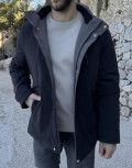 Ανδρικό αδιάβροχο και αντιανεμικό μπουφάν μονόχρωμο, ιδανικό για καθημερινές εμφανίσεις.