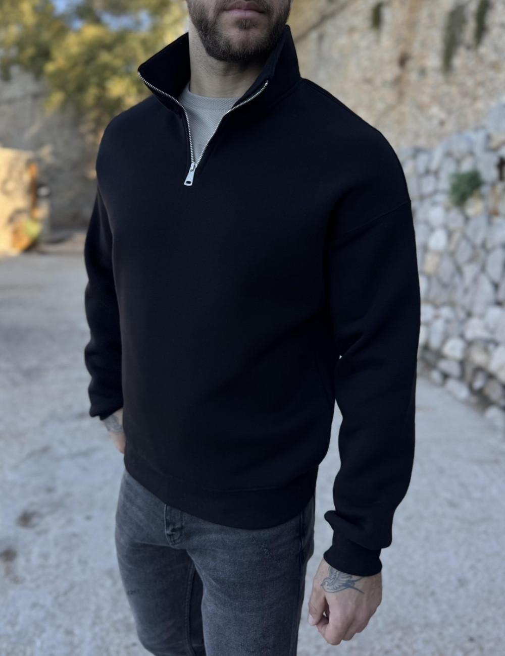 Ανδρικό μονόχρωμο φούτερ με γιακά και μισό φερμουάρ.