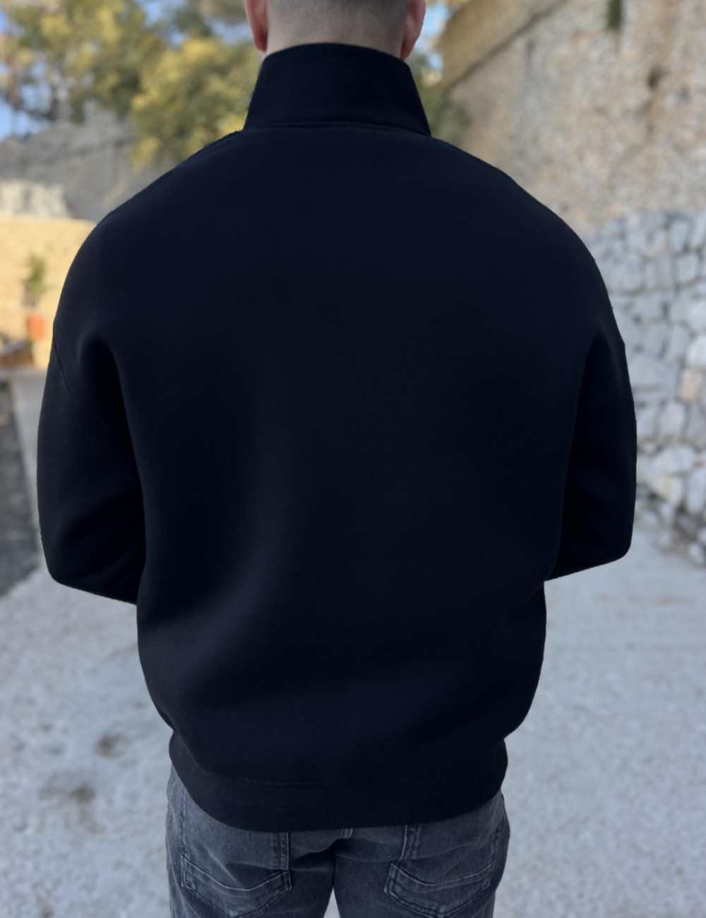 Ανδρικό μονόχρωμο φούτερ με γιακά και μισό φερμουάρ.