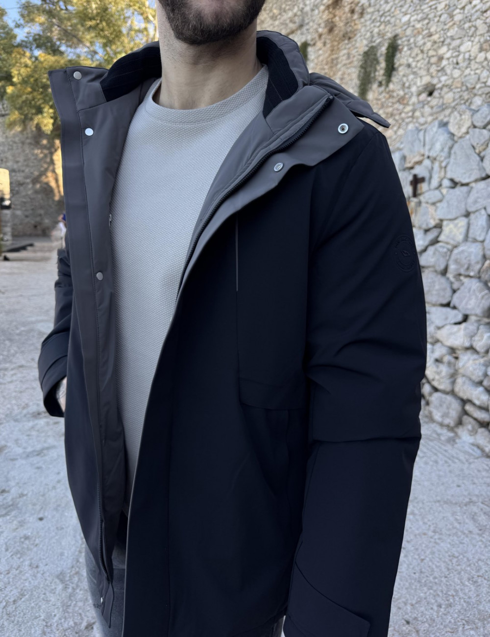 Ανδρικό αδιάβροχο και αντιανεμικό μπουφάν μονόχρωμο, ιδανικό για καθημερινές εμφανίσεις.