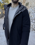Ανδρικό αδιάβροχο και αντιανεμικό μπουφάν μονόχρωμο, ιδανικό για καθημερινές εμφανίσεις.
