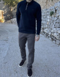 Ανδρική μακρυμάνικη μπλούζα ελληνικής κατασκευής με γιακά και λεπτομέρεια καρό στην πατηλέτα.