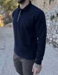 Ανδρική μακρυμάνικη μπλούζα ελληνικής κατασκευής με γιακά και λεπτομέρεια καρό στην πατηλέτα.