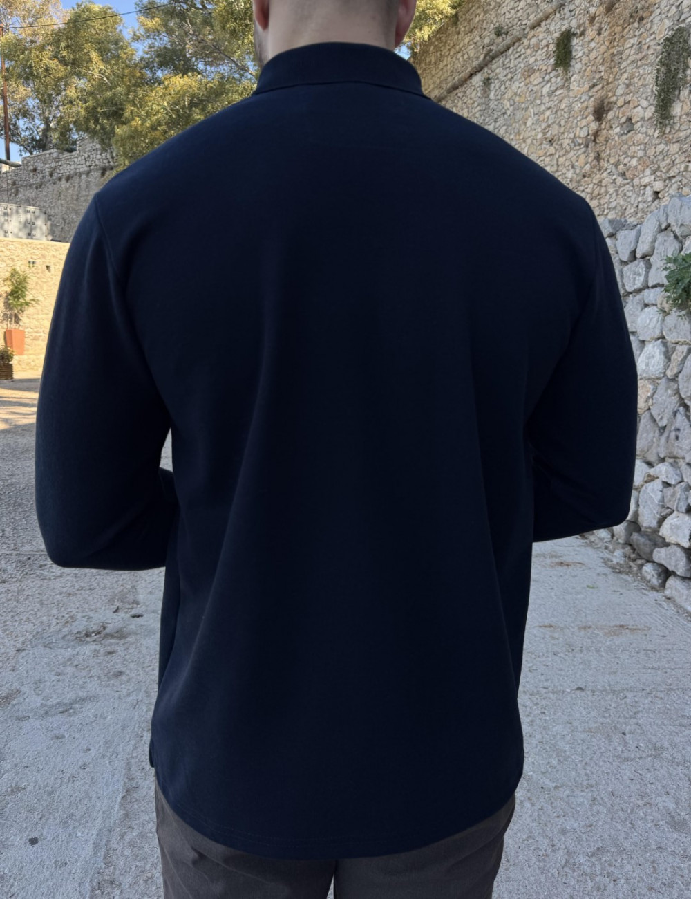 Ανδρική μακρυμάνικη μπλούζα ελληνικής κατασκευής με γιακά και λεπτομέρεια καρό στην πατηλέτα.