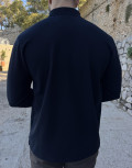 Ανδρική μακρυμάνικη μπλούζα ελληνικής κατασκευής με γιακά και λεπτομέρεια καρό στην πατηλέτα.