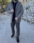 Ανδρικό αδιάβροχο και αντιανεμικό μπουφάν μονόχρωμο, ιδανικό για καθημερινές εμφανίσεις.
