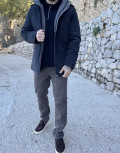 Ανδρικό αδιάβροχο και αντιανεμικό μπουφάν μονόχρωμο, ιδανικό για καθημερινές εμφανίσεις.