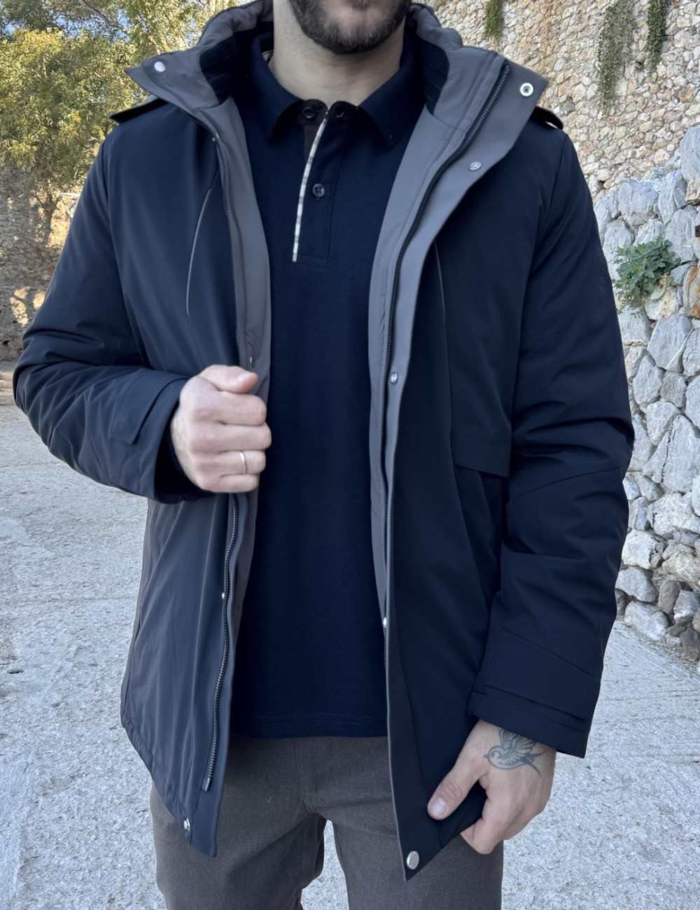 Ανδρικό αδιάβροχο και αντιανεμικό μπουφάν μονόχρωμο, ιδανικό για καθημερινές εμφανίσεις.