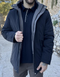Ανδρικό αδιάβροχο και αντιανεμικό μπουφάν μονόχρωμο, ιδανικό για καθημερινές εμφανίσεις.
