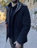 Ανδρικό αδιάβροχο και αντιανεμικό μπουφάν μονόχρωμο, ιδανικό για καθημερινές εμφανίσεις.