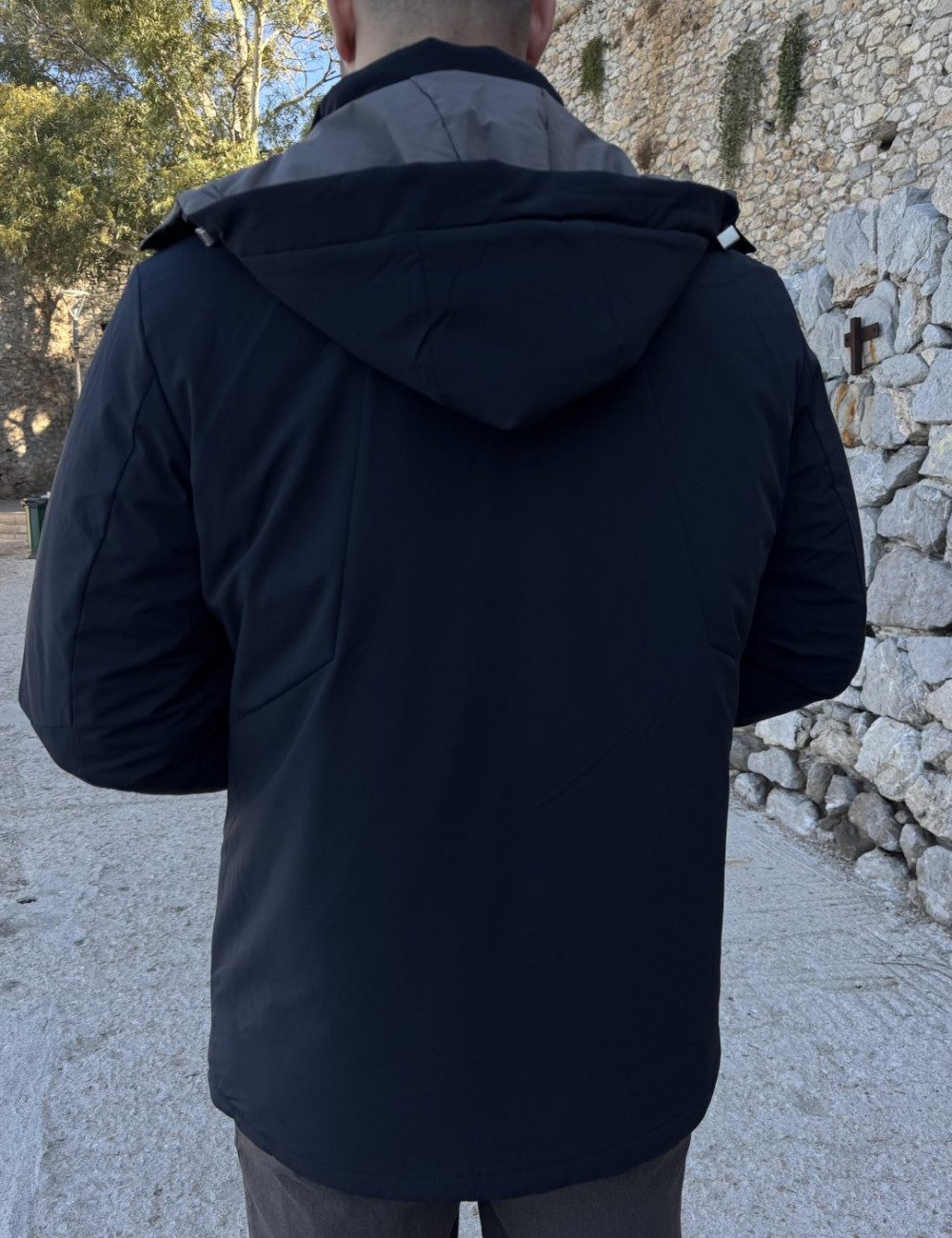 Ανδρικό αδιάβροχο και αντιανεμικό μπουφάν μονόχρωμο, ιδανικό για καθημερινές εμφανίσεις.