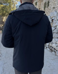 Ανδρικό αδιάβροχο και αντιανεμικό μπουφάν μονόχρωμο, ιδανικό για καθημερινές εμφανίσεις.