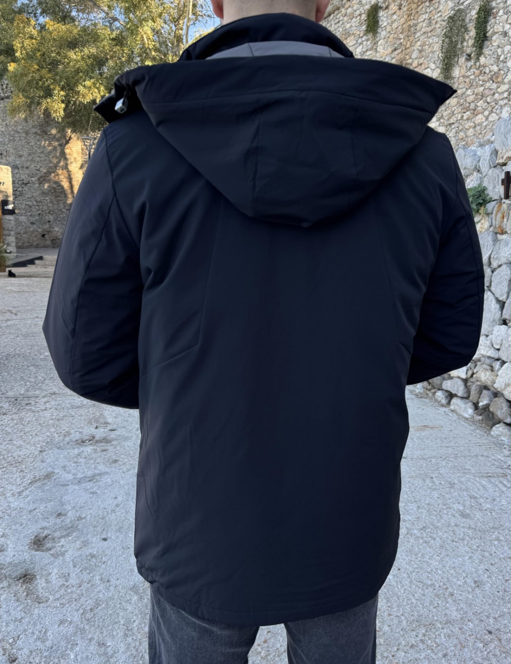 Ανδρικό αδιάβροχο και αντιανεμικό μπουφάν μονόχρωμο, ιδανικό για καθημερινές εμφανίσεις.