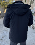 Ανδρικό αδιάβροχο και αντιανεμικό μπουφάν μονόχρωμο, ιδανικό για καθημερινές εμφανίσεις.