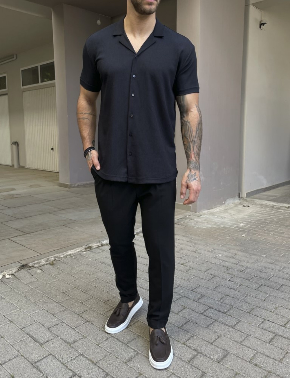 Ανδρικό κοντομάνικο πουκάμισο  με ρεβέρ στο μανίκι.