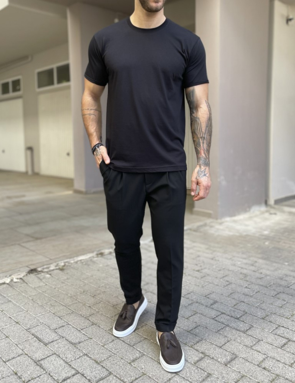 Aνδρικό T-shirt με κοντό μανίκι της εταιρίας Everbest σε μαύρο χρώμα με ρεβέρ στα μανίκια.