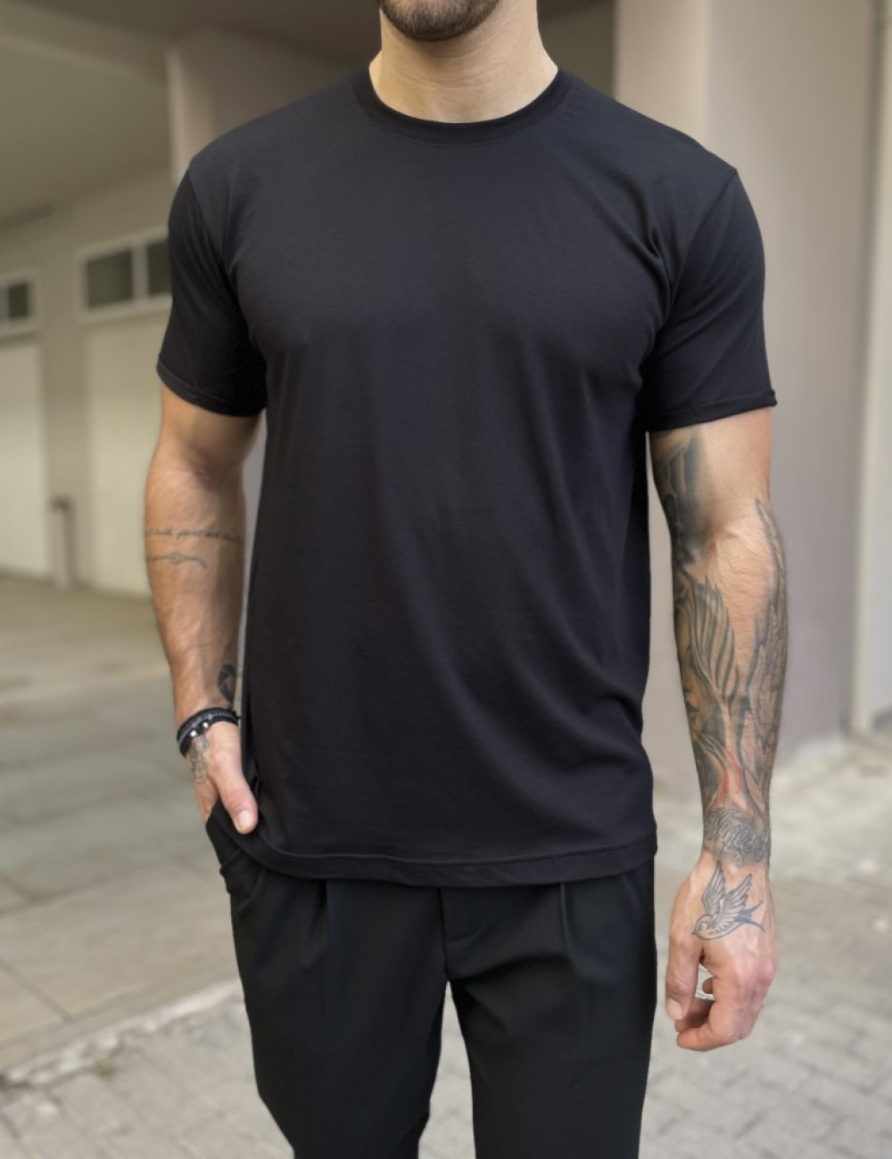 Aνδρικό T-shirt με κοντό μανίκι της εταιρίας Everbest σε μαύρο χρώμα με ρεβέρ στα μανίκια.