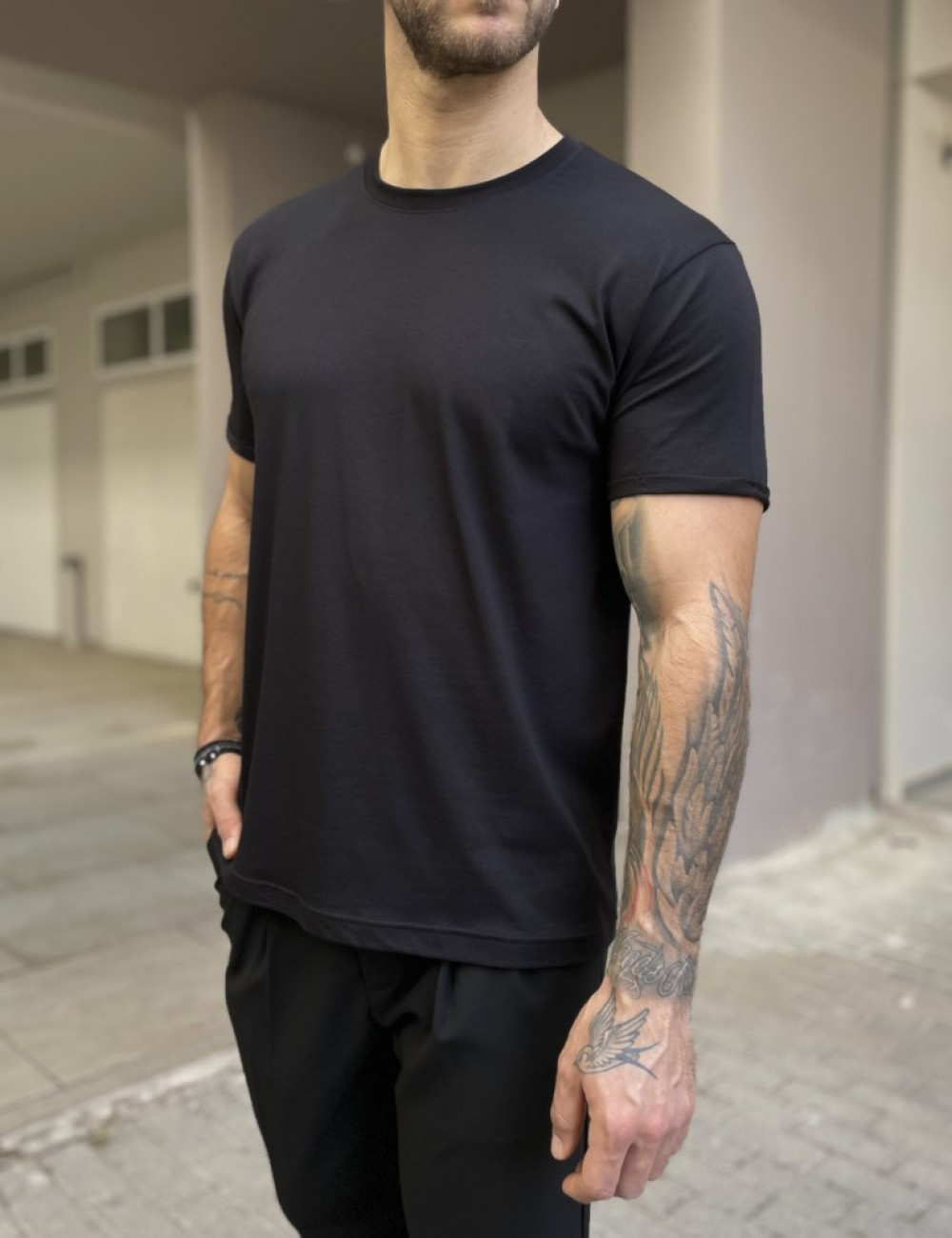 Aνδρικό T-shirt με κοντό μανίκι της εταιρίας Everbest σε μαύρο χρώμα με ρεβέρ στα μανίκια.