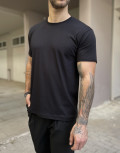 Aνδρικό T-shirt με κοντό μανίκι της εταιρίας Everbest σε μαύρο χρώμα με ρεβέρ στα μανίκια.