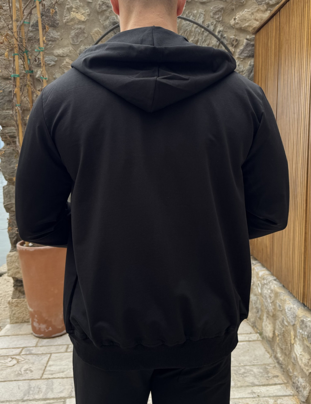 Ανδρική μονόχρωμη, βαμβακερή ζακέτα-φούτερ με κουκούλα και λάστιχο στα τελειωματά της για καλύτερη εφαρμογή.