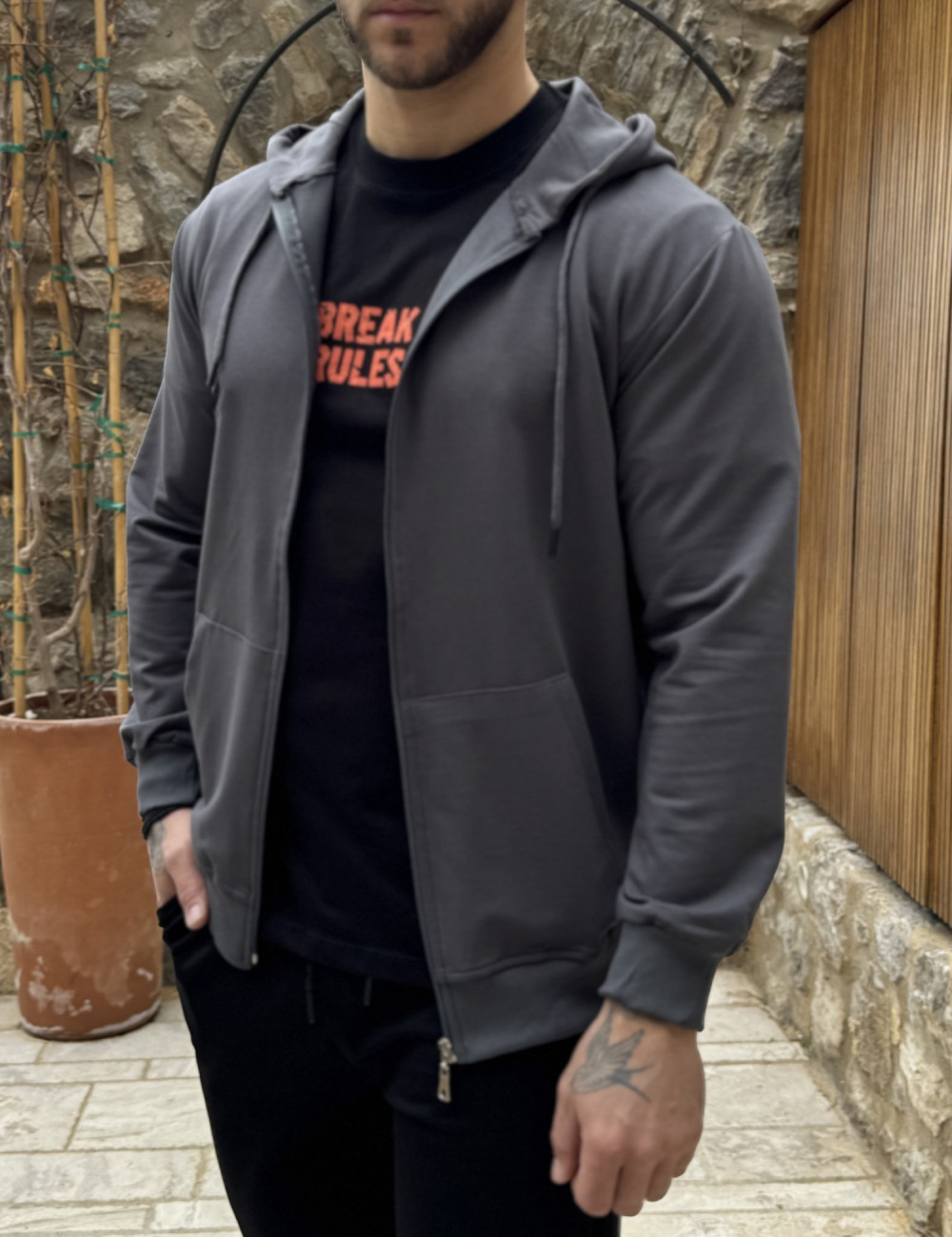 Ανδρική μονόχρωμη, βαμβακερή ζακέτα-φούτερ με κουκούλα και λάστιχο στα τελειωματά της για καλύτερη εφαρμογή.