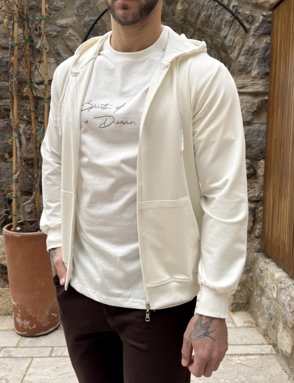 Ανδρική μονόχρωμη, βαμβακερή ζακέτα-φούτερ με κουκούλα και λάστιχο στα τελειωματά της για καλύτερη εφαρμογή.