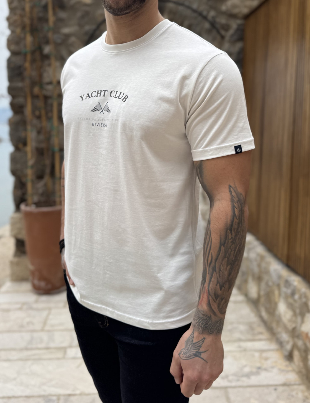 Ανδρική κοντομάνικη μπλούζα με τύπωμα στο στήθος, ελληνικής κατασκευής.