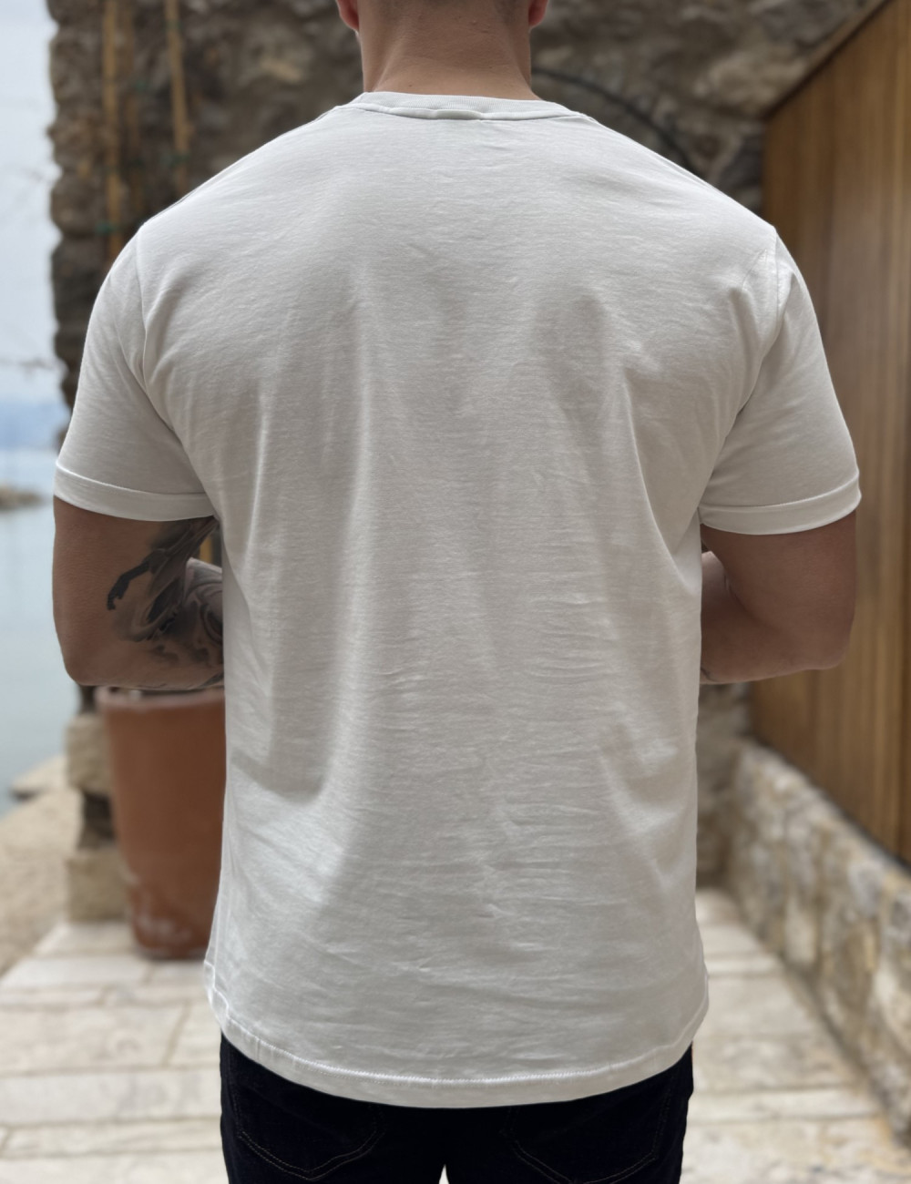 Ανδρική κοντομάνικη μπλούζα με τύπωμα στο στήθος, ελληνικής κατασκευής.