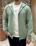 Ανδρική μονόχρωμη, βαμβακερή ζακέτα-φούτερ με κουκούλα και λάστιχο στα τελειωματά της για καλύτερη εφαρμογή.