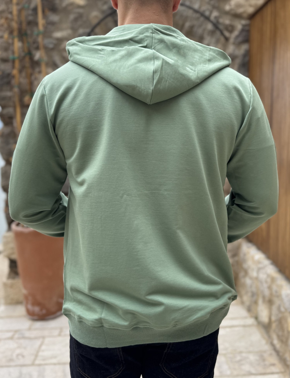 Ανδρική μονόχρωμη, βαμβακερή ζακέτα-φούτερ με κουκούλα και λάστιχο στα τελειωματά της για καλύτερη εφαρμογή.