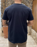 Ανδρική κοντομάνικη μπλούζα με τύπωμα στο στήθος, ελληνικής κατασκευής.