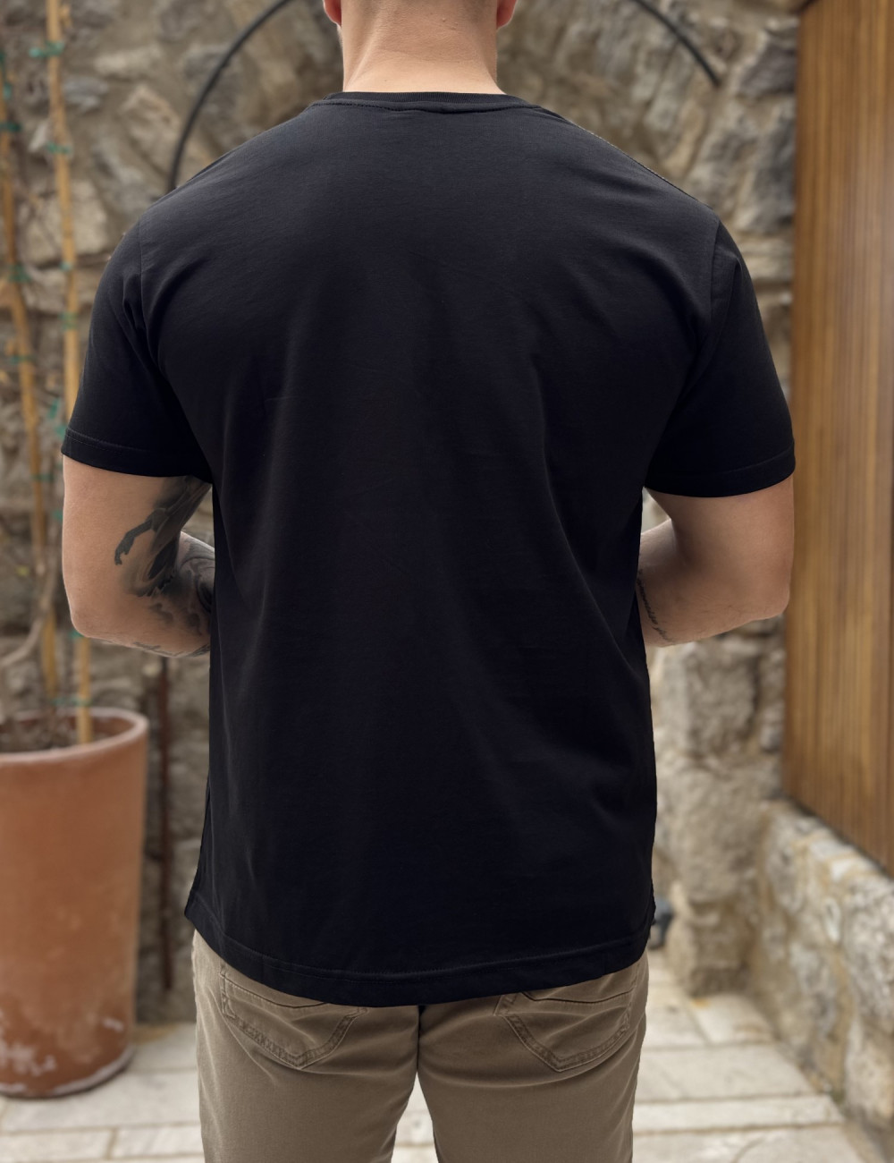 Ανδρική κοντομάνικη μπλούζα με τύπωμα στο στήθος, ελληνικής κατασκευής.