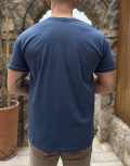 Ανδρική κοντομάνικη μπλούζα με τύπωμα στο στήθος, ελληνικής κατασκευής.