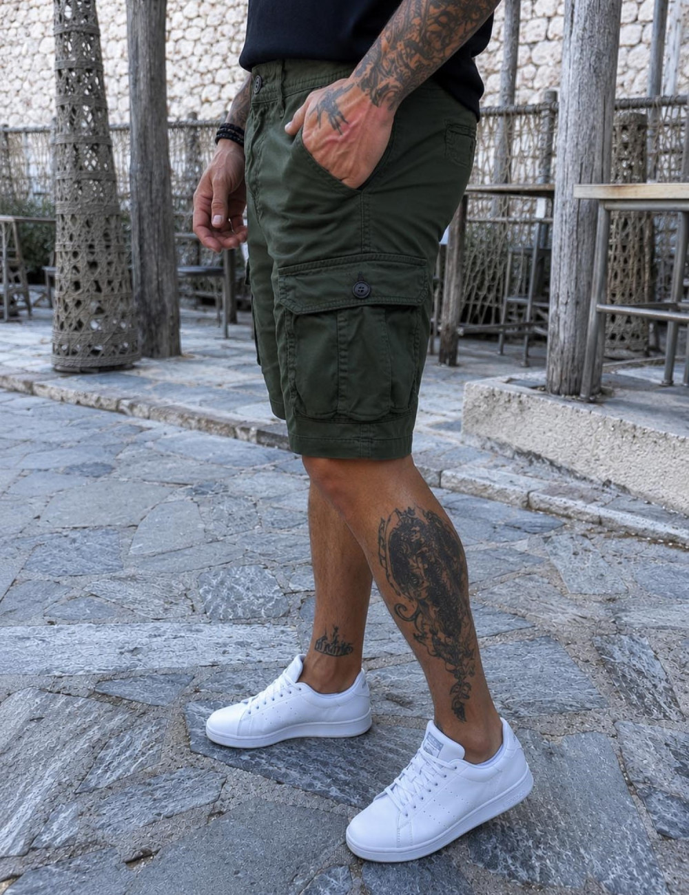 Ανδρική μονόχρωμη, υφασμάτινη βερμούδα με πλαϊνές τσέπες.