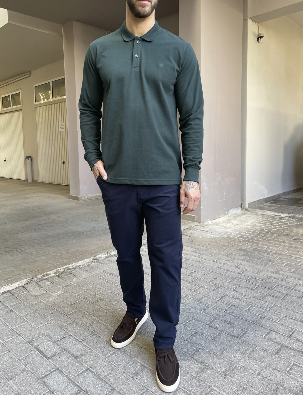 Ανδρική μακρυμάνικη μπλούζα ελληνικής κατασκευής με γιακά.