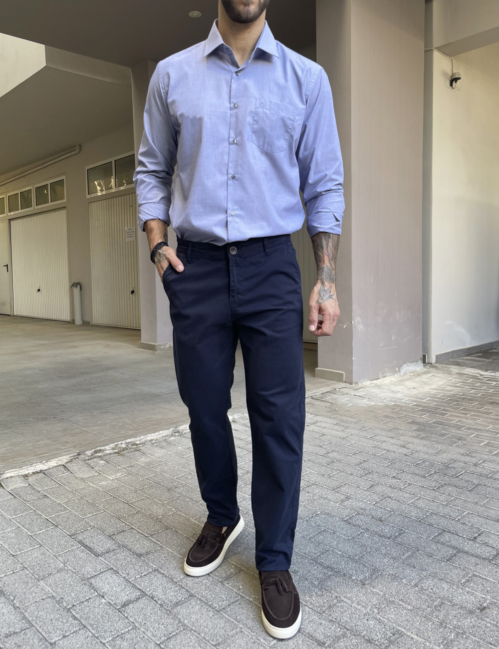 Ανδρικό παντελόνι σε ίσια γραμμή.
