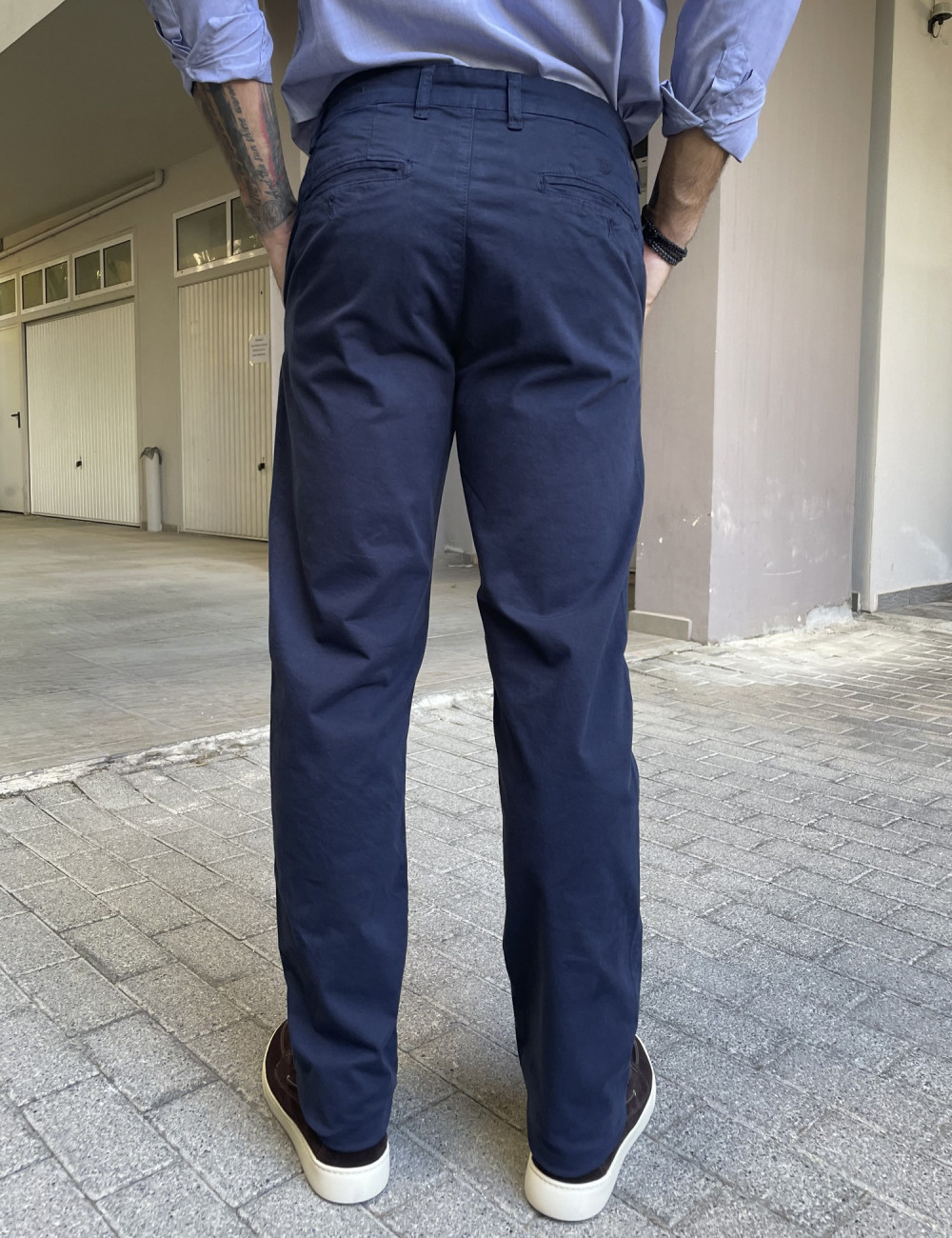 Ανδρικό παντελόνι σε ίσια γραμμή.