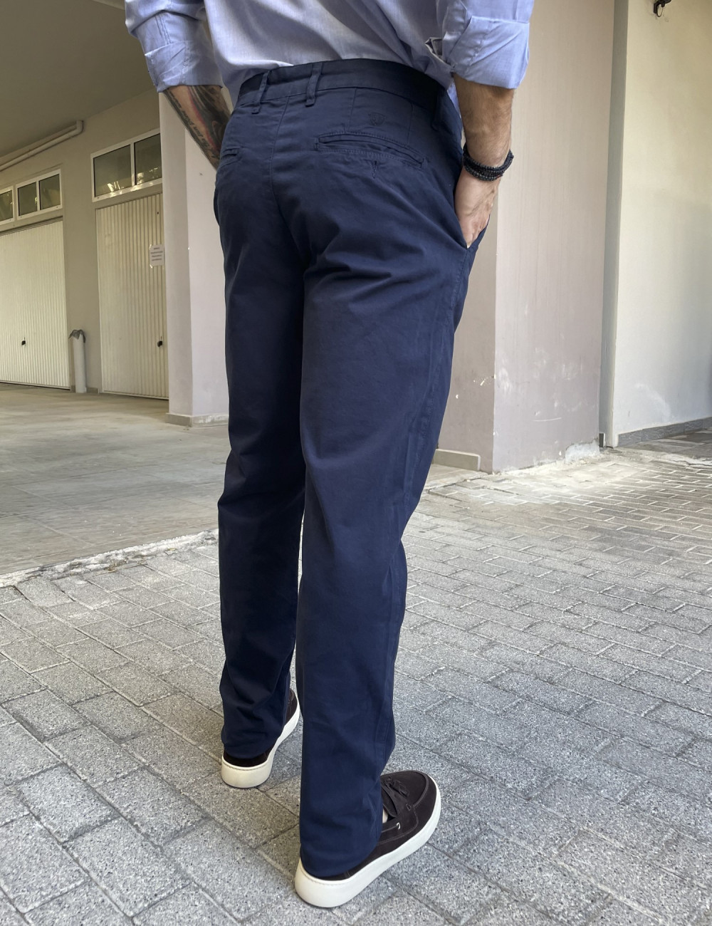 Ανδρικό παντελόνι σε ίσια γραμμή.