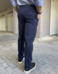 Ανδρικό παντελόνι σε ίσια γραμμή.