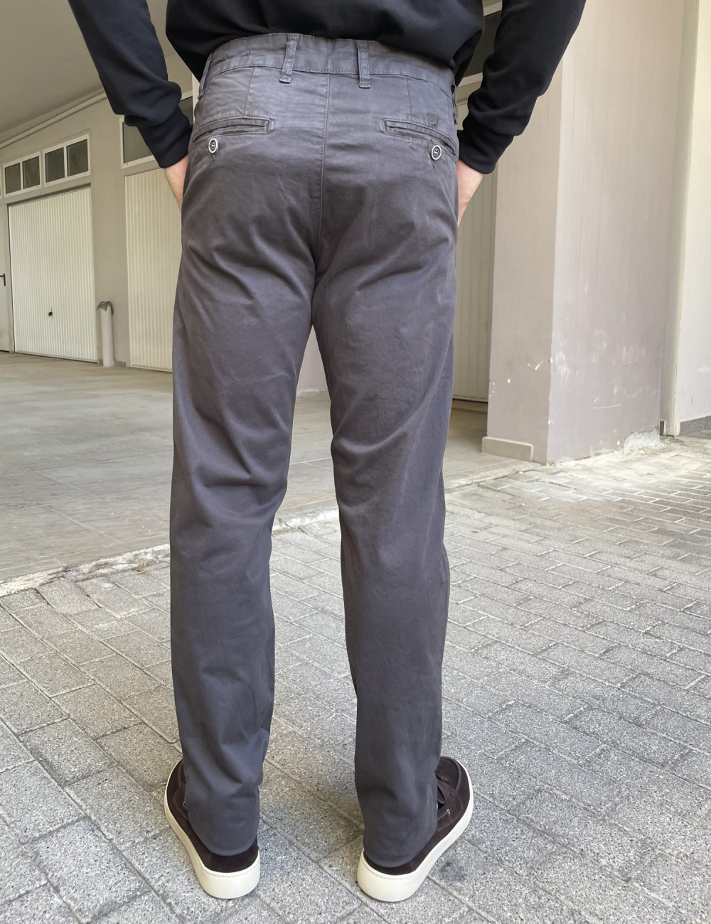 Ανδρικό παντελόνι σε ίσια γραμμή.