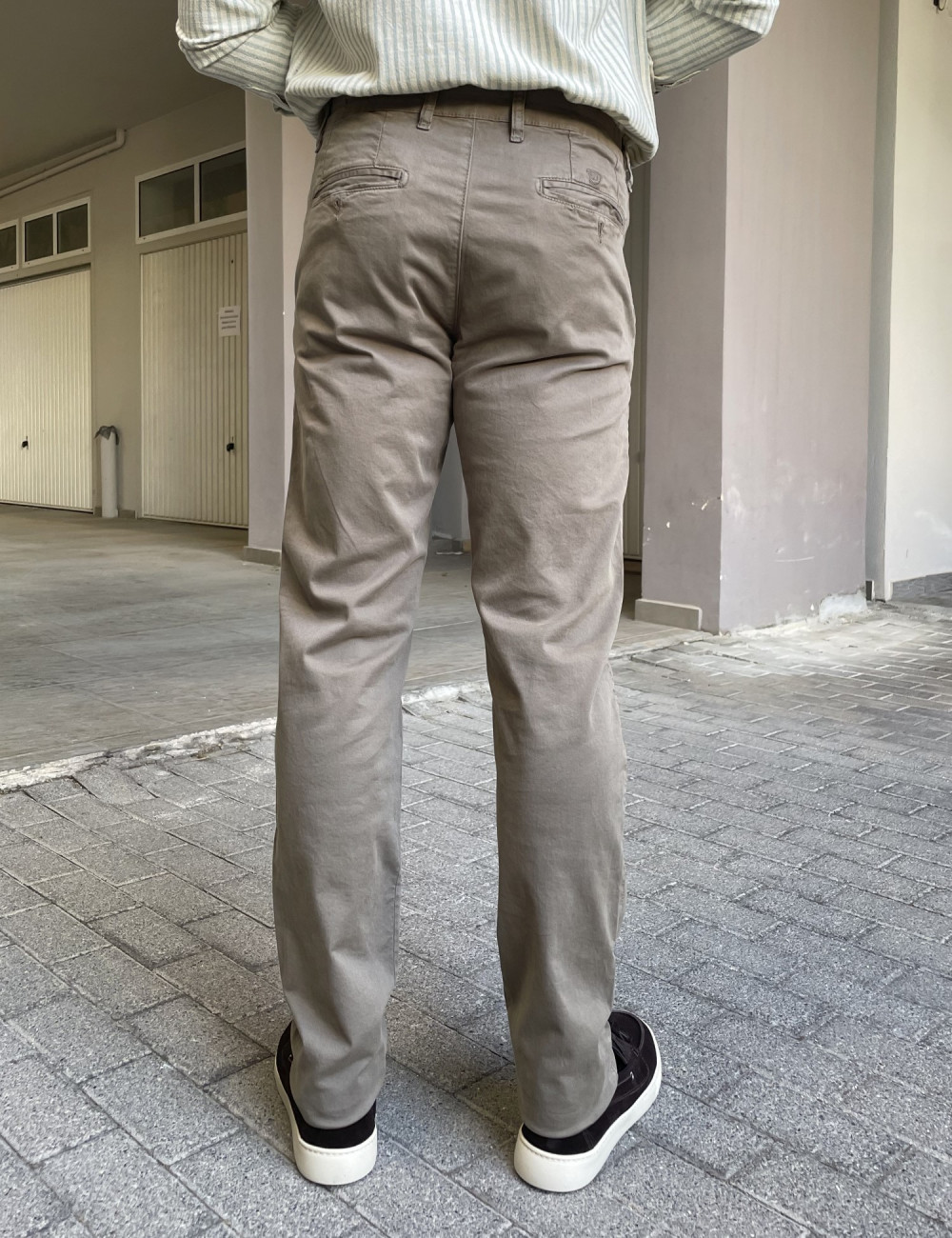 Ανδρικό παντελόνι σε ίσια γραμμή.