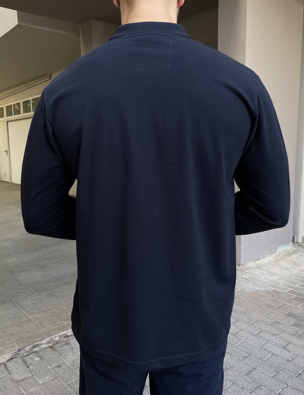 Ανδρική μακρυμάνικη μπλούζα ελληνικής κατασκευής με γιακά.