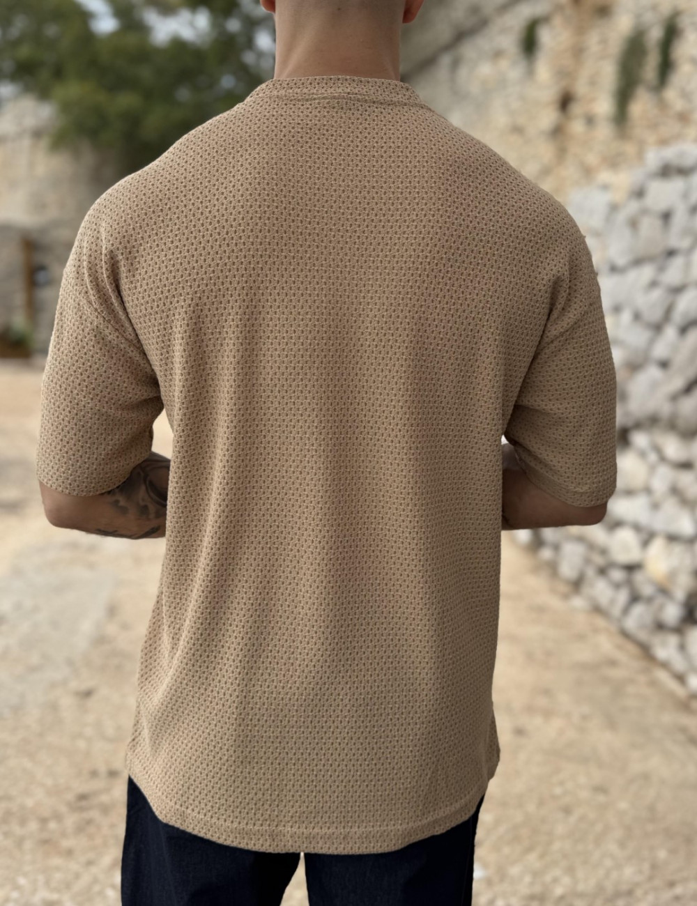 Ανδρικό μονόχρωμο κοντομάνικο μπλουζάκι σε άνετη γραμμή με πλεκτό ύφασμα.