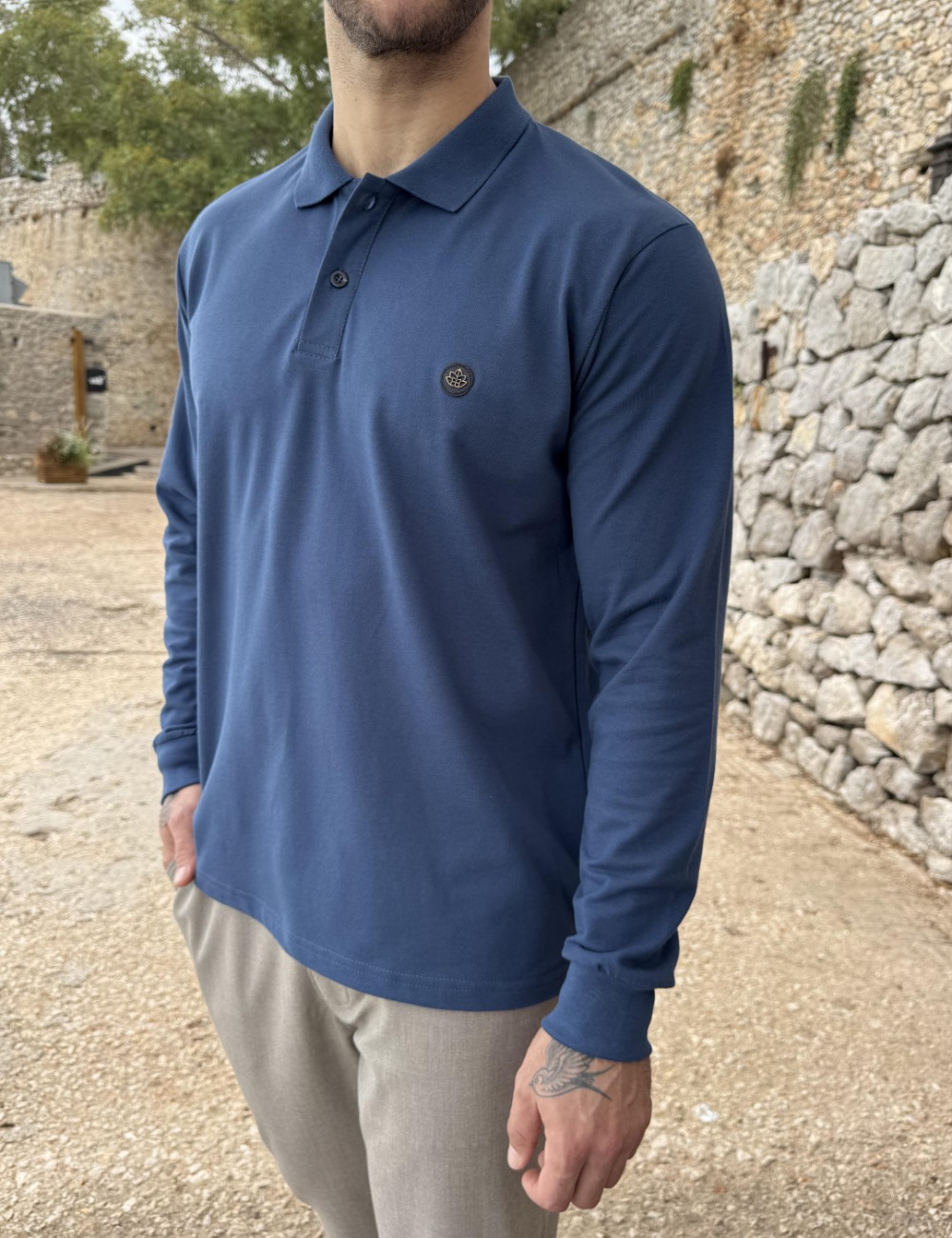 Ανδρική μακρυμάνικη μπλούζα ελληνικής κατασκευής με γιακά.