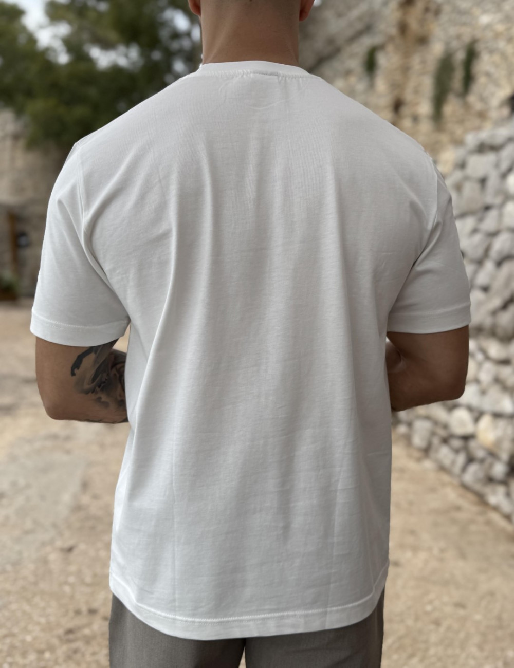 Ανδρικό μονόχρωμο κοντομάνικο μπλουζάκι από βαμβάκι που έχει ανάγλυφο τύπωμα στο στήθος.